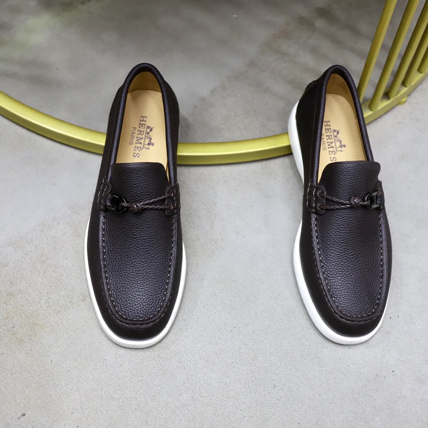 Ex-factory price: 560💰Hermès/Hermès slip-on men's shoes. This shoe is made of imported pebbled cowhide. It has simple and smooth lines and is combined with aerodynamically designed 3CM rubber foam ultra-light soles! Youthful and fashionable, classic H-shaped hardware buckle decoration, calf lining gently wraps the feet, with logo cowhide feet, casual and urban style, highlighting youthful vitality, sports and leisure version, super versatile, code number: 38-39-40-41-42-43-44 standard leather shoe size (45 can be customized but does not support returns)